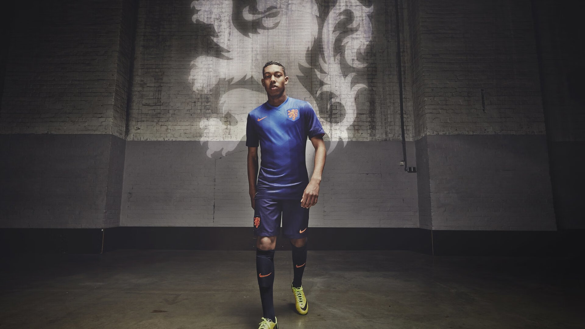 中国足球年度场均犯规数据波动图，足球比赛犯规次数